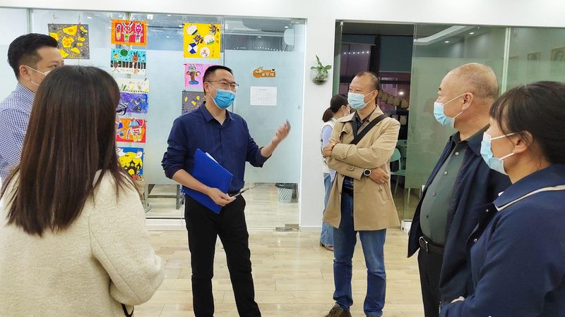 在选择平面设计培训课程时，首先要关注课程内容。优质的课程通常会涵盖以下内容：